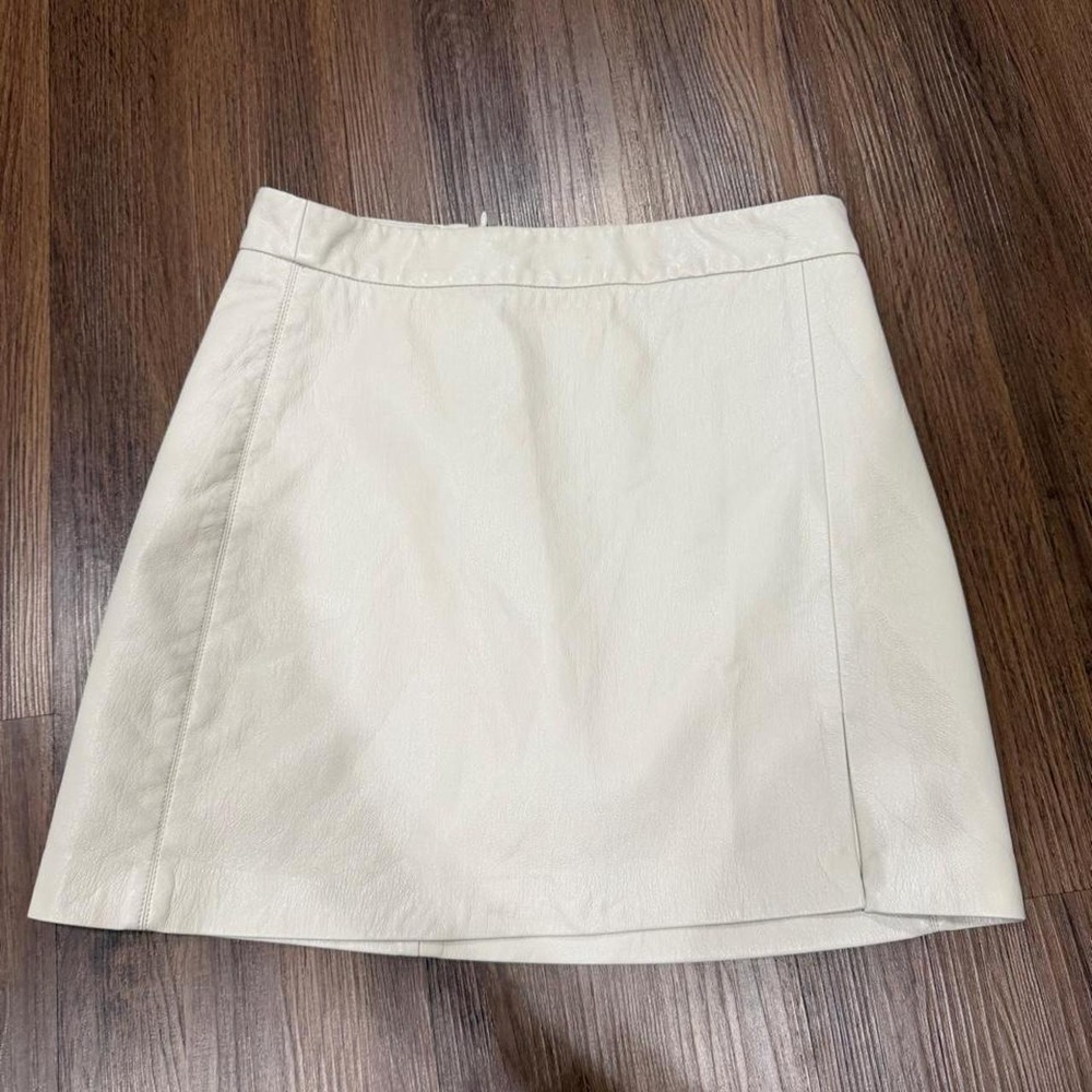 Aritzia Wilfred cream leather mini skirt in a women size 8